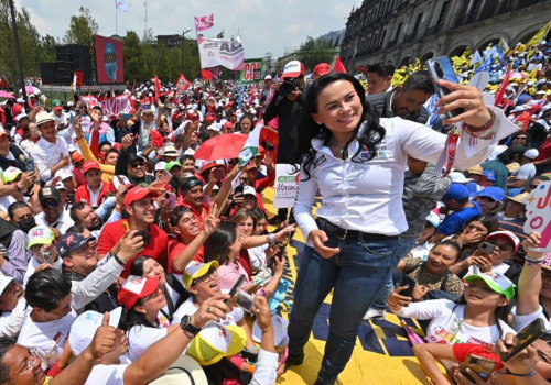 Militantes del PRI y PRD se agarran a sillazos en cierre de campaña de Alejandra del Moral