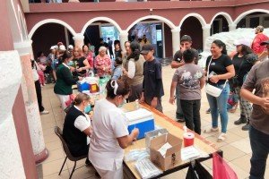 IMSS-Bienestar y gobierno estatal mantienen vacunación en mercados y plazas