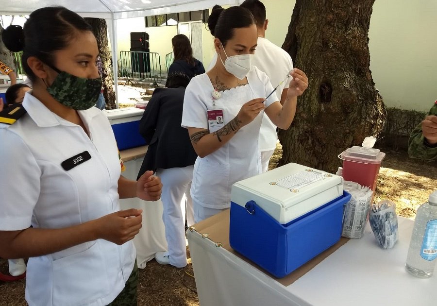 Comienza vacunación del personal médico del frente contra el Covid