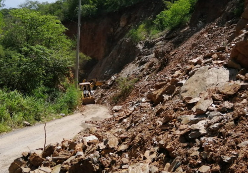 Tras derrumbe, Infraestructura libera tramo carretero en Axutla