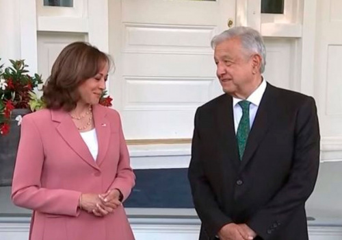 Kamala Harris recibe a López Obrador