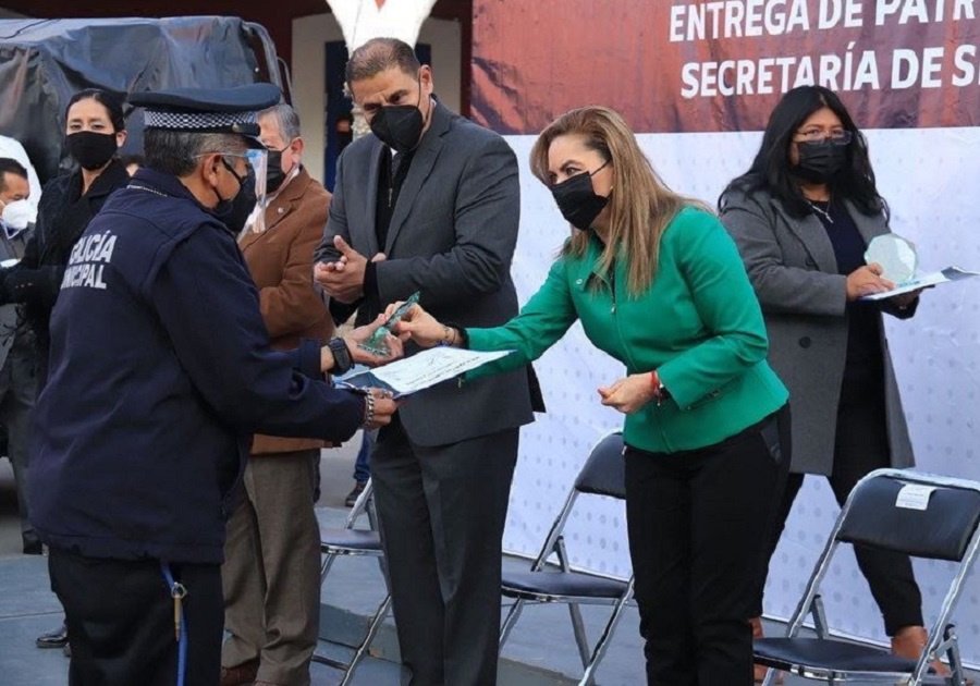 Paola Angon entrega patrullas 