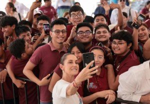 Sheinbaum anuncia beca universal para todos universitarios de Chiapas