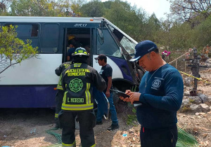 Volcadura en El Aguacate deja un muerto y 35 pasajeros lesionados