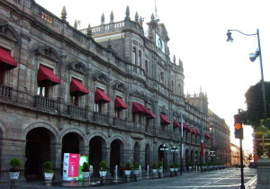 Establece Ayuntamiento de Puebla acuerdos con locatarios de la Central de Abasto