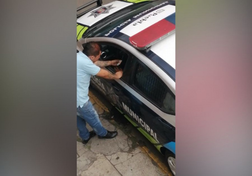 Descubren a agente de Tránsito recibiendo “mordida” en Puebla capital