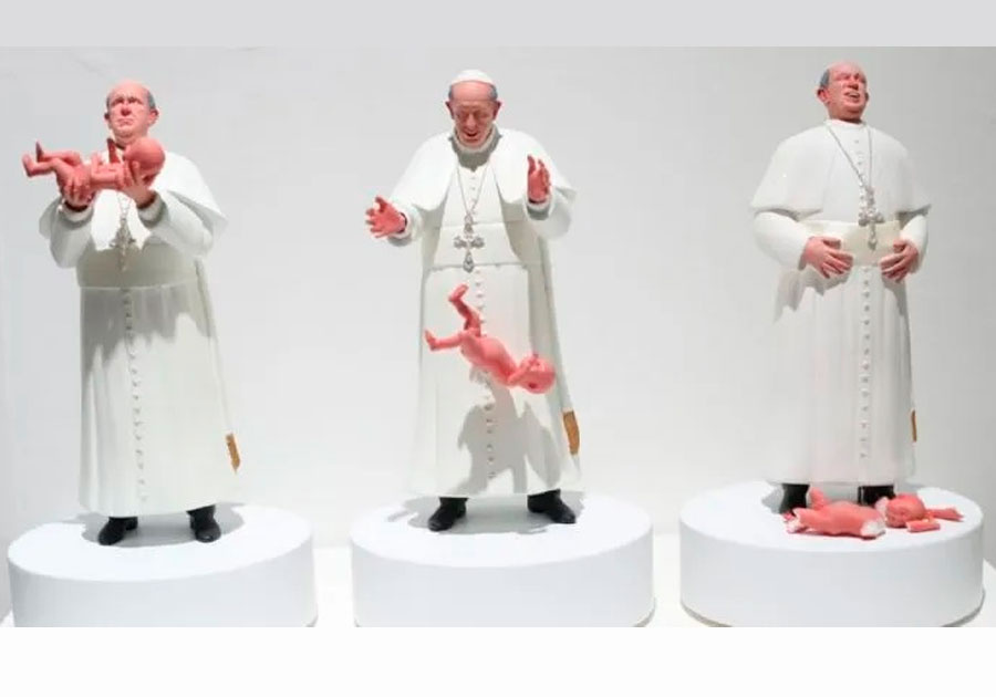 Escandaliza escultura exhibida en CDMX del papa Francisco tirando a un bebé