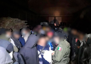 Rescatan a 225 migrantes en bodega de Jilotepec, Edomex