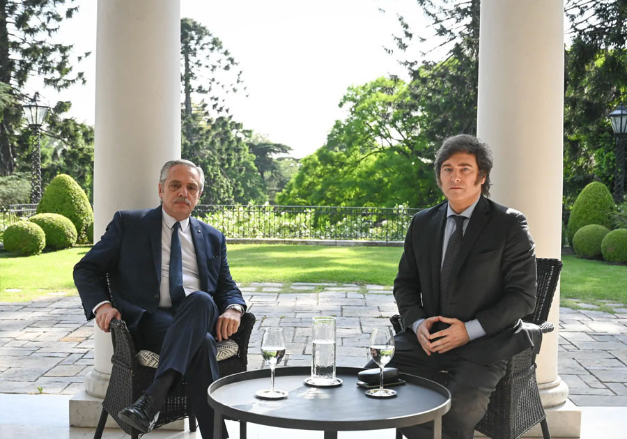  Javier Milei inicia transición de gobierno en Argentina con Alberto Fernández
