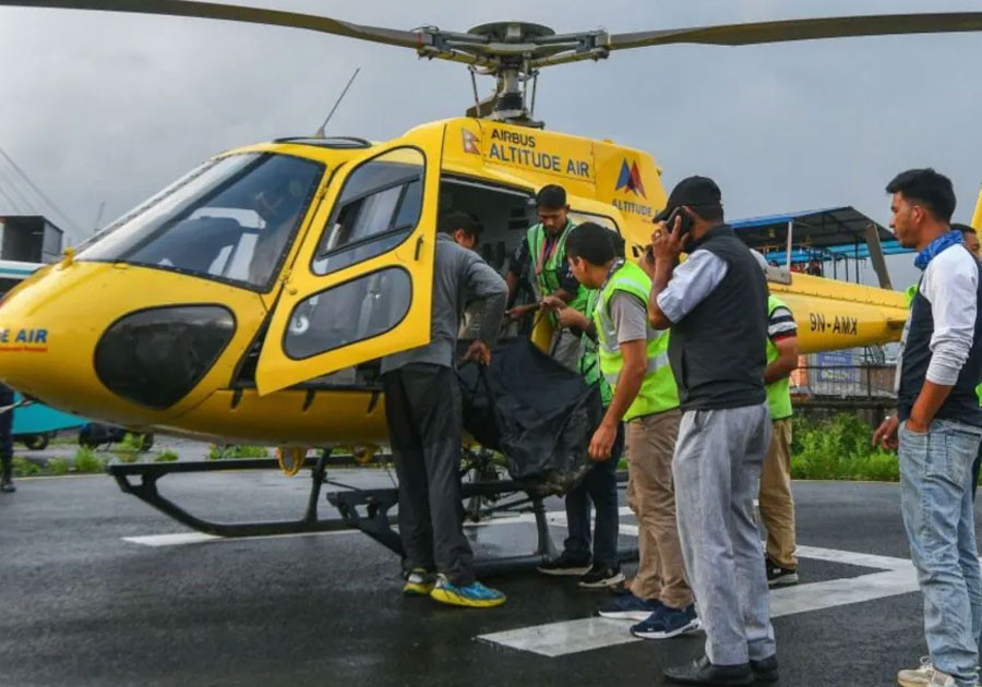 Mueren cinco mexicanos al caer su helicóptero cerca del Everest