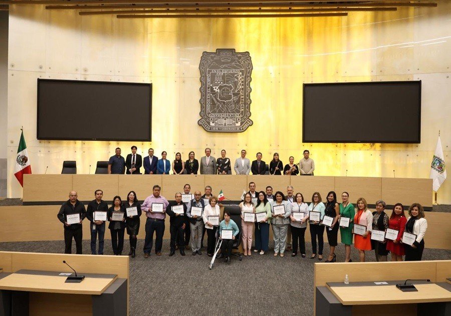 Reconoce Congreso del Estado a personal con más de 20, 30 y 40 años de servicio