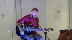 Edgar Oceransky confiesa que vuelve a visitar a su yo joven, en plena gira por sus 50 años