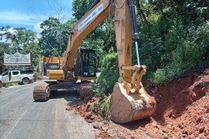 Gobierno del Estado repara daño al tramo carretero Azumbilla-Tlacotepec