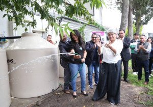 Entregan captadores de agua de lluvias a escuelas de la Angelópolis