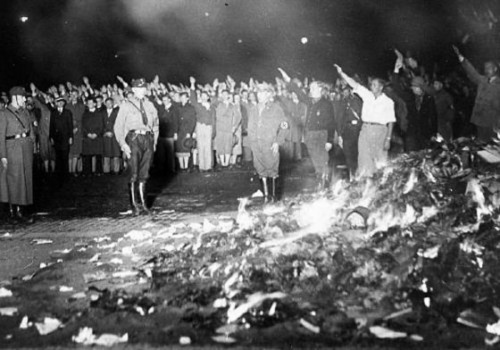 Nazis queman libros
