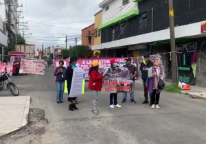 Protestan vecinos del Barrio de Santiago por atraso en obras