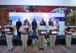 Entrega Mundo Tlatehui uniformes a elementos de la Guardia Ciudadana