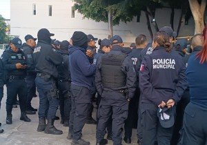 Por reducción de aguinaldo protestan policías en Tehuacán