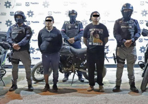 Capturan a 2 sujetos por robo de gasolinera en Puebla capital