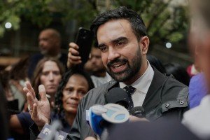 Zohran Mamdani rechaza protesta racista y violencia en Gracie Mansion