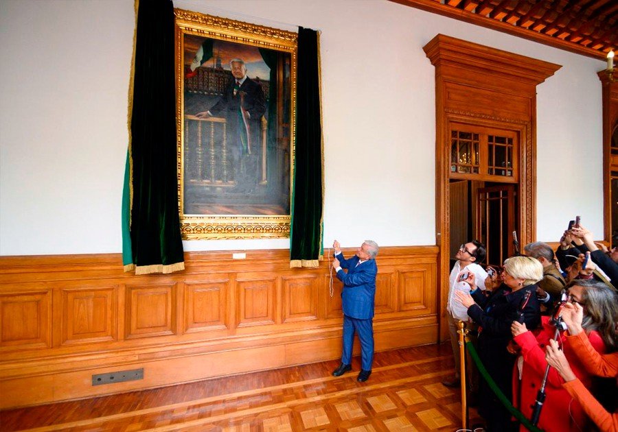 AMLO devela su retrato en la Galería de los Presidentes en Palacio Nacional