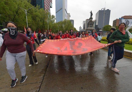 Padres de los 43 marchan a una década de la desaparición de Ayotzinapa