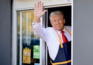 Trump critica a Kamala Harris desde un McDonald’s; cuestiona su experiencia laboral