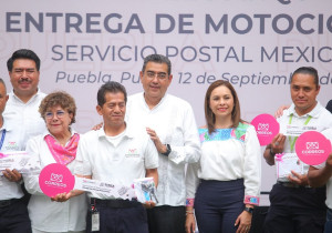 Preside Sergio Salomón entrega de motocicletas a personal operativo de Correos de México
