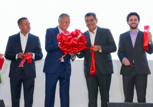 El gobernador Sergio Salomón inauguró la agencia automotriz BYD