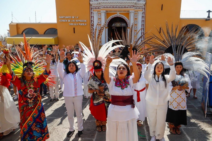 Autoridades y ciudadanía participan en la toma de energía del sol desde la Gran Pirámide de Cholula