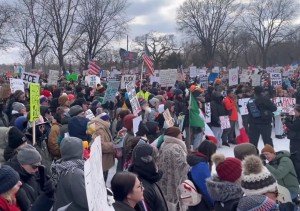 Miles marchan en Minneapolis contra el ICE tras muerte de una mujer en operativo