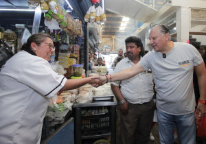 Conversa Fernando Morales con microempresarios del mercado Zapata