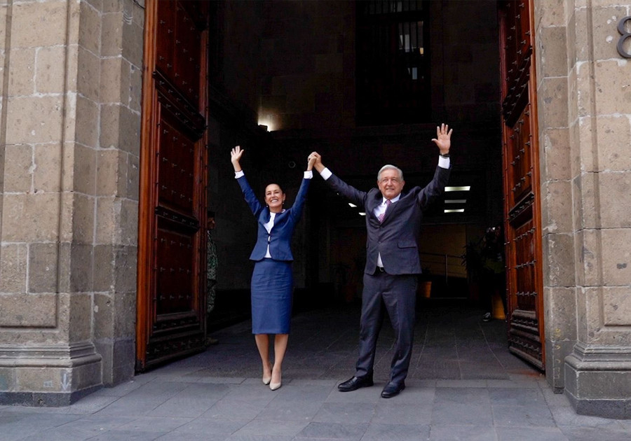 Recibe AMLO a Claudia Sheinbaum en la puerta de Palacio Nacional