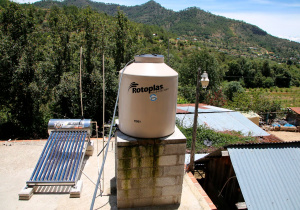 Lleva Bienestar programas sociales a Libres; entrega calentadores solares y dormitorios