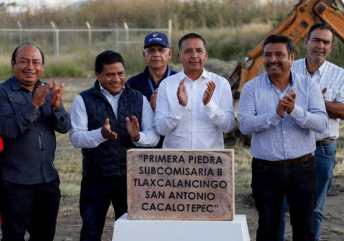 Coloca Mundo Tlatehui primera piedra de la subcomisaría II Tlaxcalancingo-Cacalotepec  