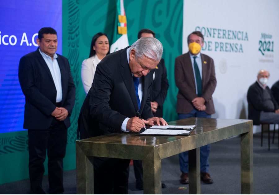 Presidente firma convenio con Fundación Teletón