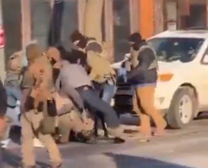 Agentes del ICE asesinan a manifestante que defendía a migrante en Minneapolis