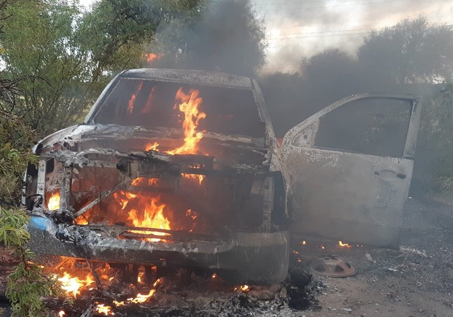 Localizan cuerpo calcinado en la batea de una camioneta en Yehualtepec