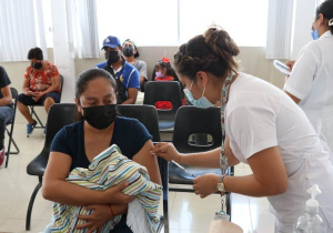 Buscan que vacunas antiCovid estén en centros de salud de Puebla