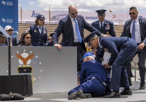 Biden se cae en acto de graduación de la Academia de la Fuerza Aérea
