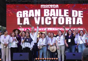 Con baile, Clara Brugada celebra su triunfo electoral en el Monumento a la Revolución