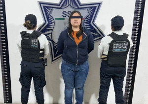 Detienen a mujer que conducía auto robado en Puebla capital