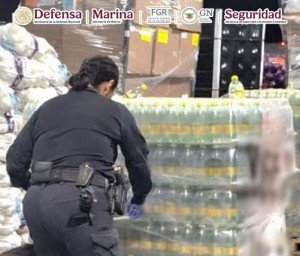 Decomisan metanfetamina oculta en botellas de agua en frontera México-EEUU