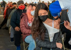 Continúa afluencia de trabajadores de educación para vacunación de refuerzo: SEP