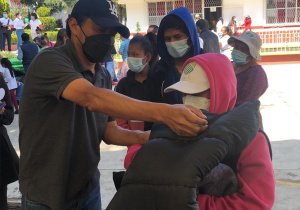 Mantiene SEDIF apoyos a familias afectadas en Xochimehuacan