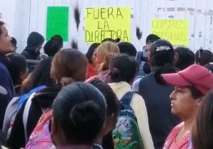 Padres de familia sueldan puertas de primaria por conflictos con directora