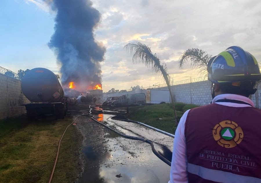 Incendio de autotanques provoca emergencia en Ocoyucan