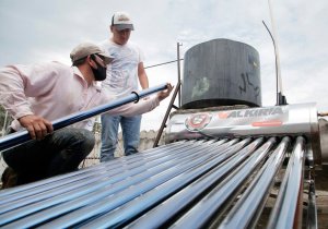 Entrega Gobierno del Estado calentadores solares en 17 municipios