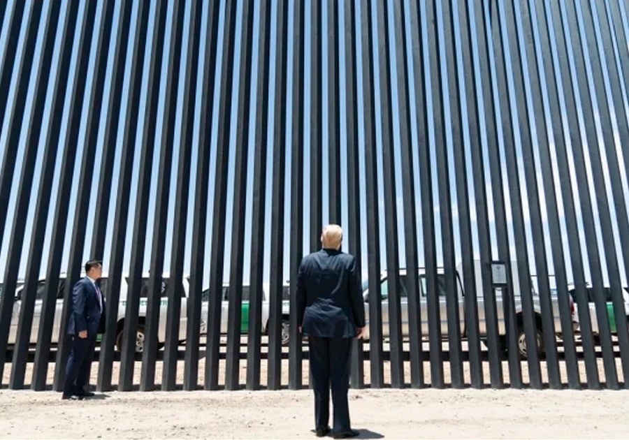 Enoja a Trump fragmento de muro fronterizo erosionado