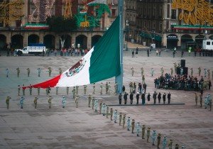 Encabeza López Obrador izamiento de bandera por sismos de 1985 y 2017 en el Zócalo